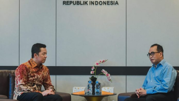 6205wamenpora-taufik-terima-pb-jaya-raya-bahas-perkembangan-bulu-tangkis-tanah-air