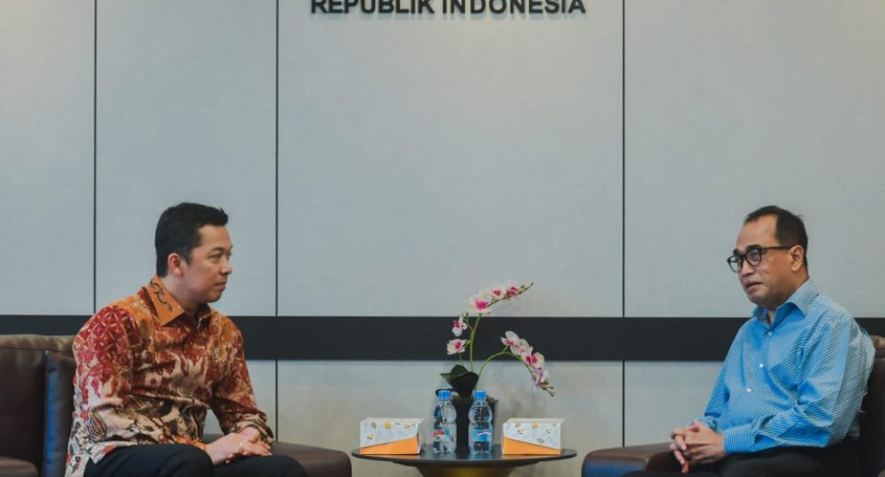 6205wamenpora-taufik-terima-pb-jaya-raya-bahas-perkembangan-bulu-tangkis-tanah-air