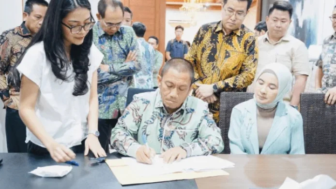 Bupati-Luwu-Timur-Irwan-Bachri-Syam-bersama-Dirut-PT-IHIP-Nicke-Widyawati-usai-penandatanganan-kerja-sama-pembangunan-kawasan-industri-di-Jakarta-min