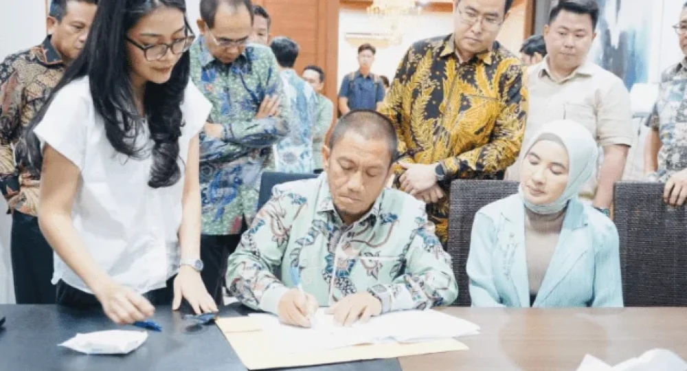 Bupati-Luwu-Timur-Irwan-Bachri-Syam-bersama-Dirut-PT-IHIP-Nicke-Widyawati-usai-penandatanganan-kerja-sama-pembangunan-kawasan-industri-di-Jakarta-min