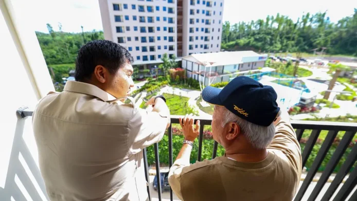 Menter PKP Maruarar Sirait (kiri) berbincang dengan Kepala Otorita IKN Basuki Hadimuljono saat mengunjungi IKN