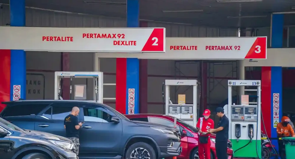 pasokan_bbm_enrekang_dipastikan_aman_antrean_panjang_di_spbu_massemba_dipicu_lonjakan_arus_balik