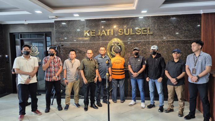 tim-tabur-kejati-sulteng-berhasil-tangkap-dpo-buronan-korupsi-dana-desa-sitau-tojo-una-una-sulteng_1z6W6Rp28g