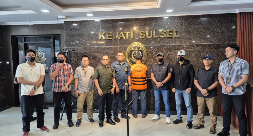 tim-tabur-kejati-sulteng-berhasil-tangkap-dpo-buronan-korupsi-dana-desa-sitau-tojo-una-una-sulteng_1z6W6Rp28g